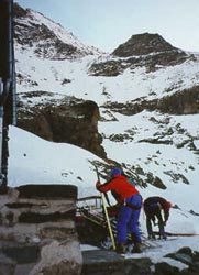 Sur le pas de la porte de la cabane de Valsorey avec vue sur le col