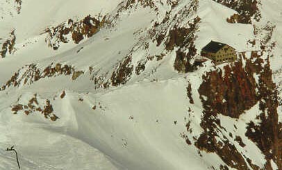La cabane des Vignettes. A gauche on voit le passage derri&egrave;re l'&eacute;peron rocheux