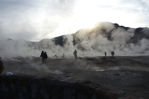 Le lev&eacute; du soleil dans la brume des geysers
