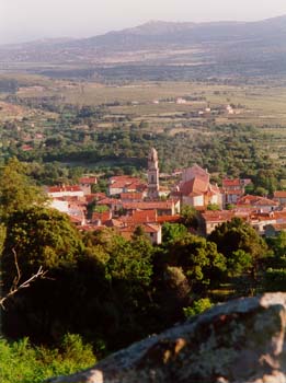 Calenzana vue depuis le d&eacute;but du GR jusqu'&agrave; la mer