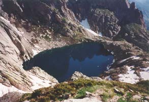 Lac de Capitellu, juste &agrave; c&ocirc;t&eacute; de l'illustre lac M&eacute;lo, nous on pr&eacute;f&egrave;re celui-l&agrave;, il est suspendu
