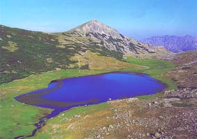 Le lac Nino et le col &acirc; Reta style volcan d'Auvergne