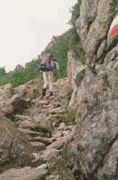Mont&eacute;e vers Punta Bianca, sentier grossi&egrave;rement pav&eacute;