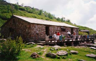 Le refuge Manganu (il sera bond&eacute; le soir!)