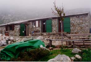 Enfin le refuge de Usciolu, dans la br&ucirc;me lui aussi