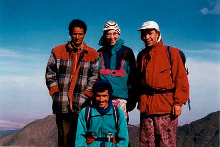 Hamid, Claude, Pierre-Yves et Ali &agrave; 3550 m, au dessus de Tizi Likent